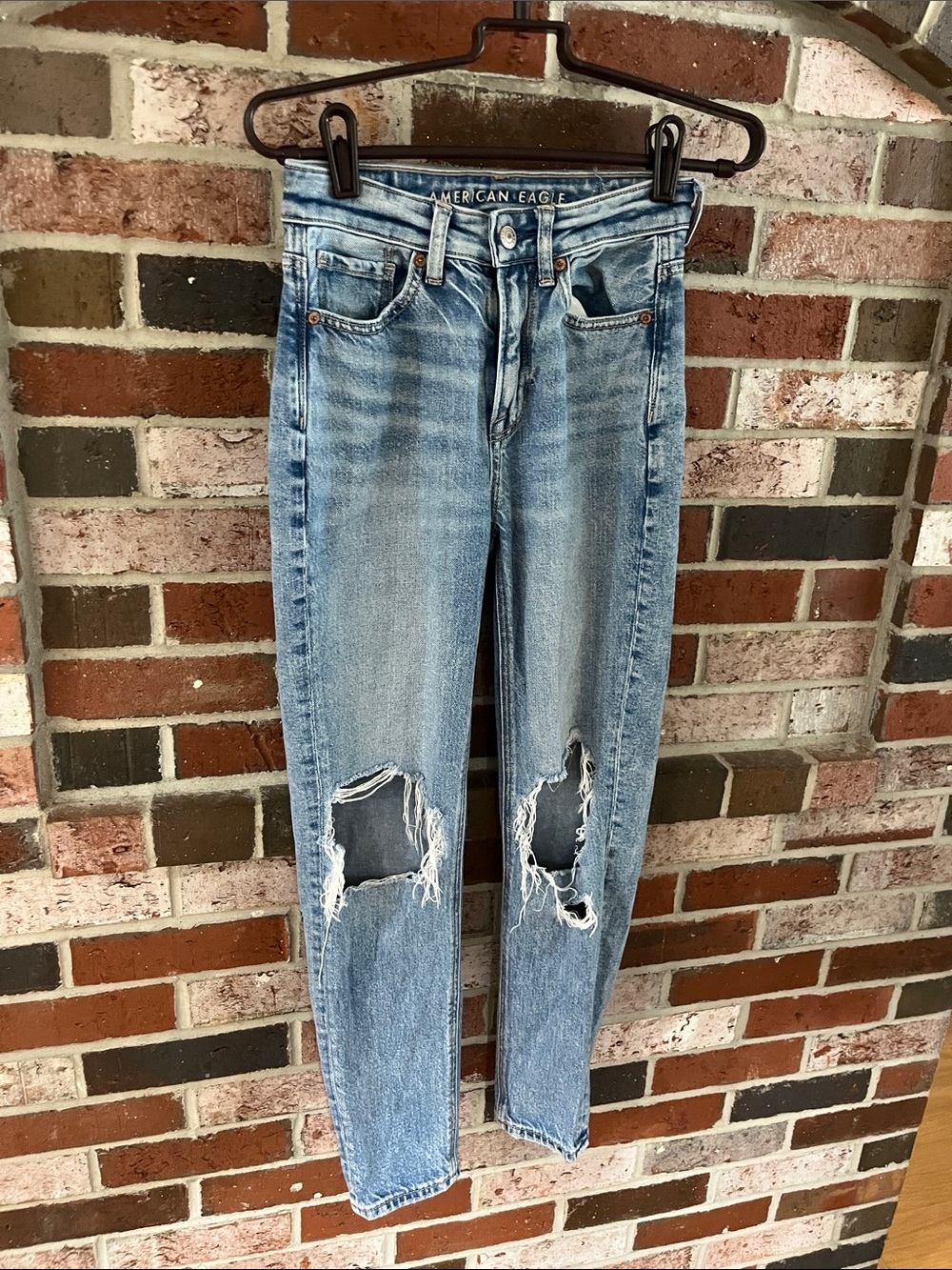 AMERICAN EAGLE Outfitters Light Blue Ripped Knee Mom Denim Jeans Size 000 - Picture 3 of 8